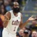 NBA 騎士隊球星哈登與米契爾在比賽中討論戰術